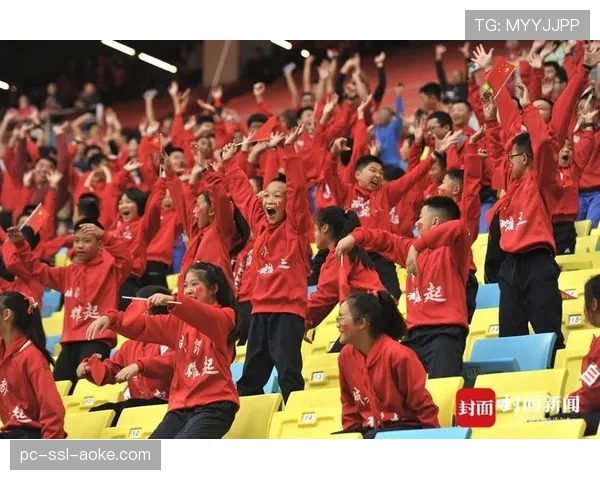 中场趣味活动,小球员垫球挑战引主场观众欢呼。 中场趣味活动,小球员垫球挑战引主场观众欢呼。